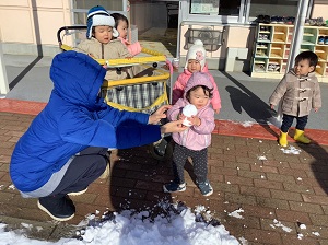 初めての雪遊びをするさくらんぼ組さん