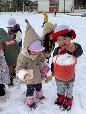 バケツに雪を集めたよ