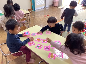 絵カードを使い、1歳児のお友だちもかるたを楽しんでいます