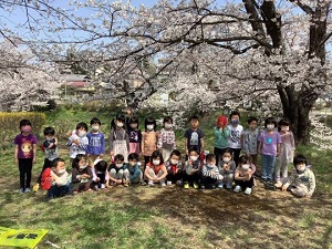 ぶどう組　藤田川の桜で記念撮影しました