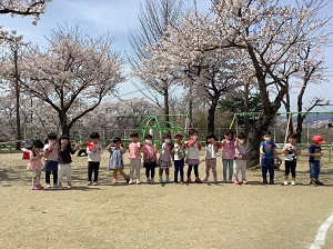 りんご組　所庭の桜で記念撮影