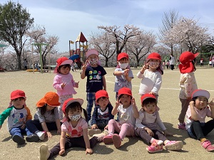 みかん組　所庭の桜で記念撮影
