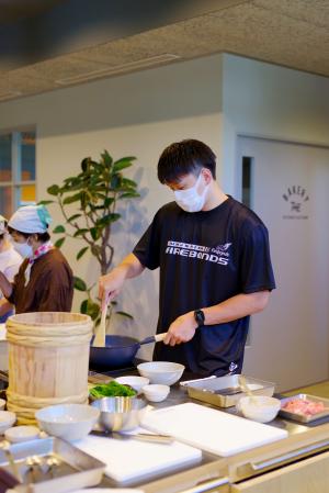 料理する山内翼選手の貴重な姿