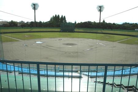 数々の名勝負を見守り続けてきた開成山野球場のグラウンド写真