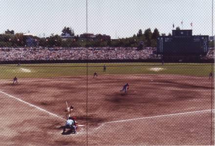 プロ野球開催の際の超満員となった開成山球場の写真