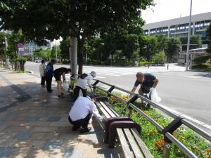 郡山駅前でごみを拾う環境浄化部のみなさん