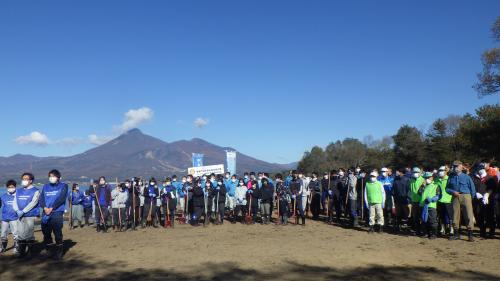 水草を回収後、ボランティアの方々と一緒に（天神浜）これまでに1万8千人以上の方が参加！