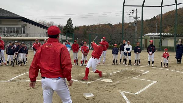 ロングティーをする皆川選手