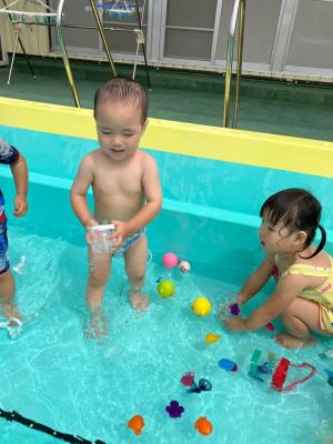 プール遊びを楽しんでいる子供たち