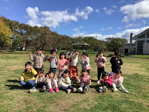 りんご組　青空の下でハイチーズ！