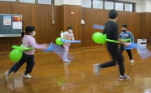 バルーンサーベルで走り回る参加者