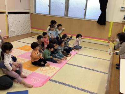 歯科指導の話を聞く子供たち