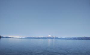 猪苗代湖と磐梯山と飯豊連峰と青い空