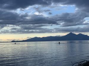 猪苗代湖と磐梯山と浮かぶ手漕ぎボート