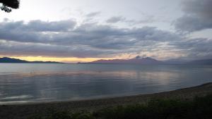 夕暮れの猪苗代湖と磐梯山と飯豊連峰