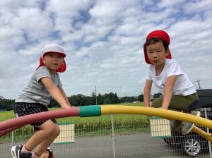 太鼓橋に上っている男の子達