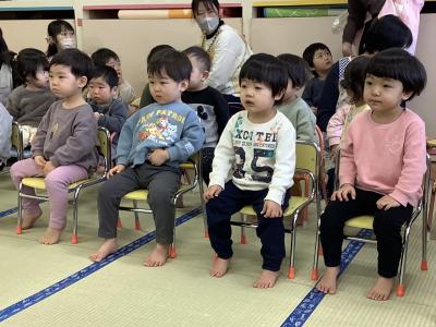 人形劇を見る子どもたち