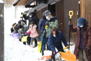 雪かき体験の様子