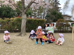 桜の下で遊ぶすがたです