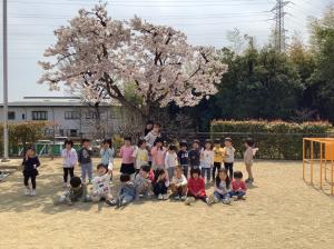 桜の下のにじぐみのおともだちです