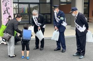 新入学児童に対する交通安全街頭啓発活動