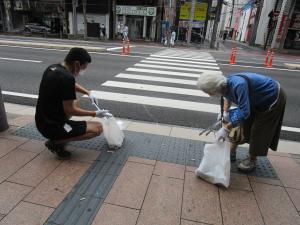 二手に分かれてごみを拾う