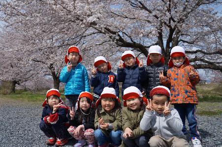 満了児が写真を撮っている様子