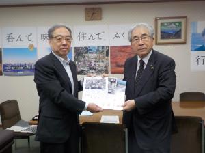 品川会長から佐藤副知事（左）へ要望書手交する写真
