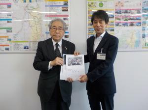 品川会長から曳地土木部長（右）へ要望書手交する写真