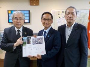 品川会長から渡辺議長（中）へ要望書手交する写真