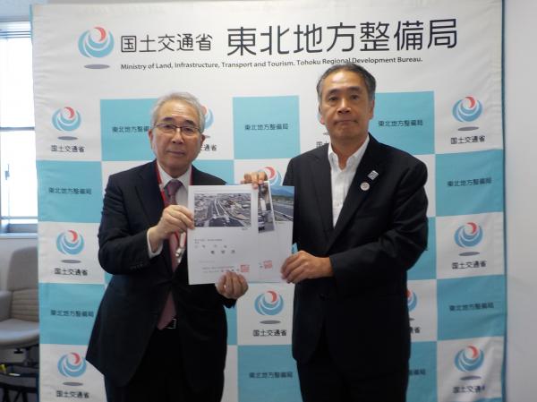 品川会長から山本局長（右）へ要望書手交する写真