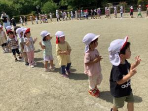 エビカニクス音頭を踊っています