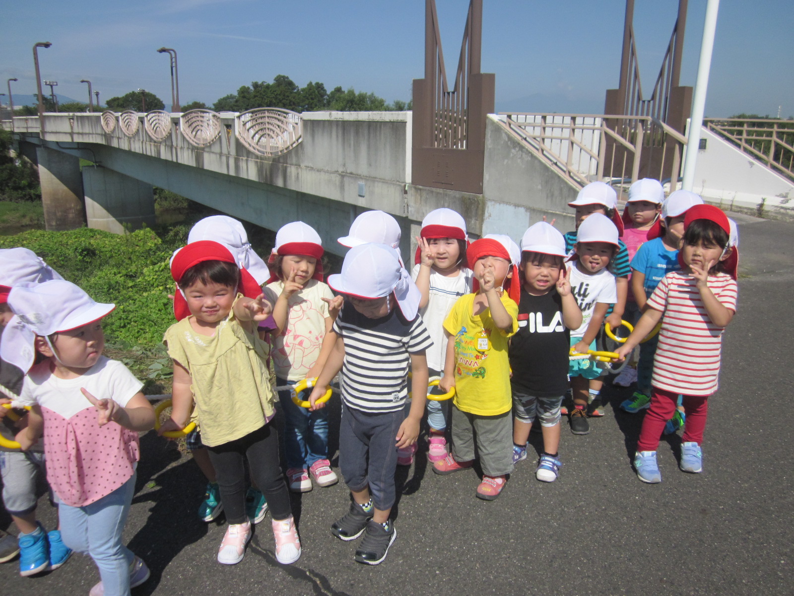 橋の上を歩く子供