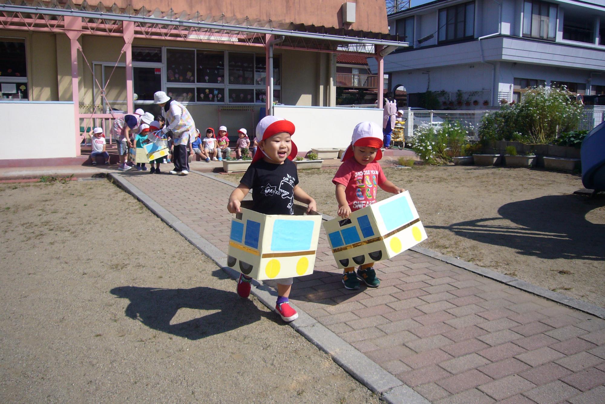 電車ごっこを楽しむ子供