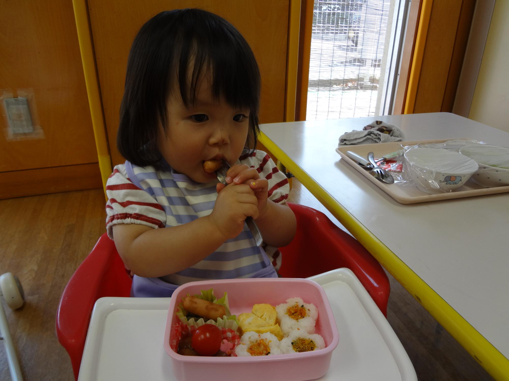 お弁当を食べる子供の画像2