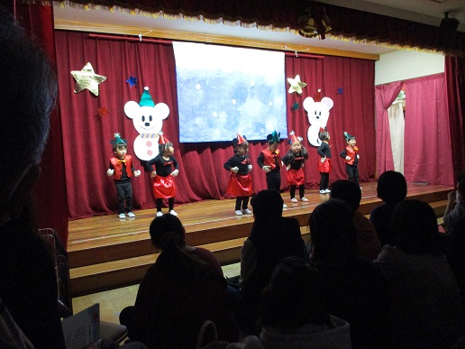 ミッキーのお遊戯をする子どもたち