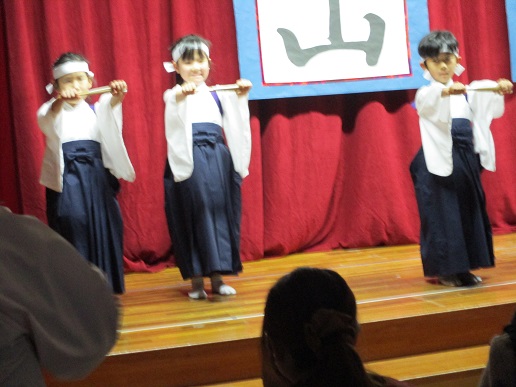 川中島の踊りをする子どもたち