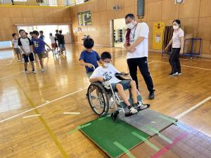 車いすを利用した段差の通過を体験する男の子