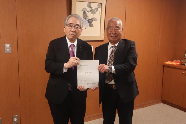 松村会長から品川市長へ提言書を提出しました。（令和5年11月16日）