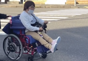 車いすで道路を通行する様子