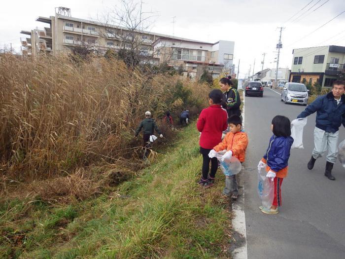 古川池（徳定川）愛護会が河川清掃をしている写真