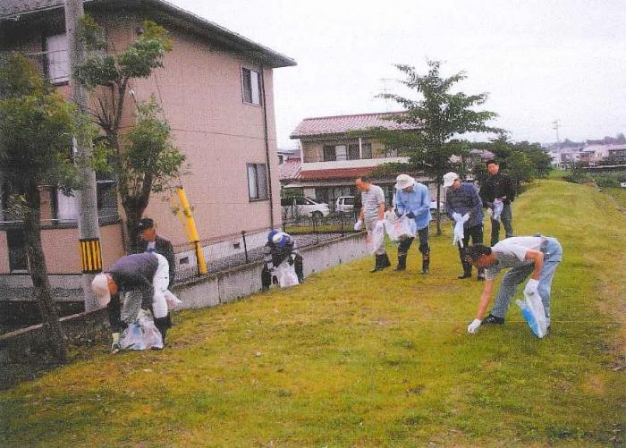 逢瀬川馬場川愛護会が河川清掃をしている写真
