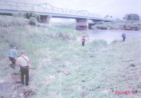 日出山アメンボウクラブが河川清掃している写真