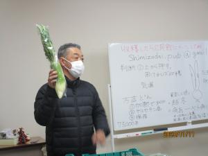 野菜の説明をする鈴木先生