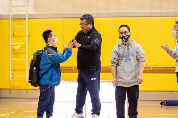 プレーが決まり喜ぶ選手