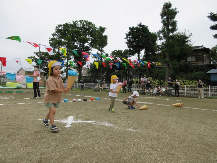 アイスを落とさないように運んでいる