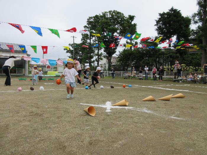 カードで引いたアイスを手に持っている