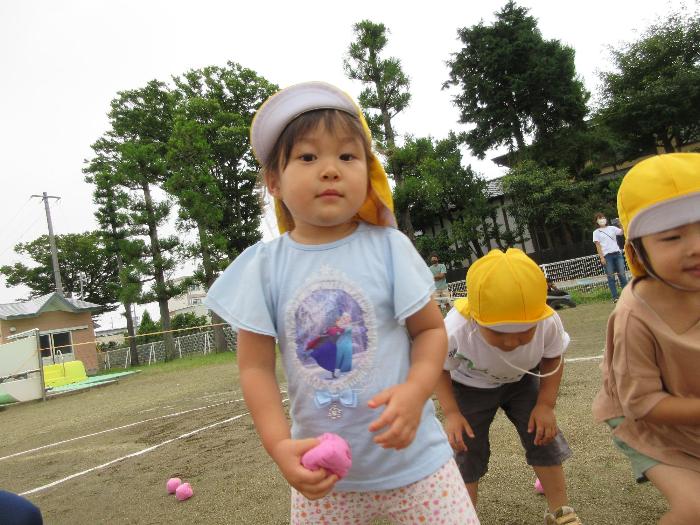 玉入れの玉を持っている女の子