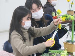 花を切る参加者