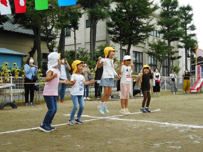 体操をみんなの前で代表で踊っているところ